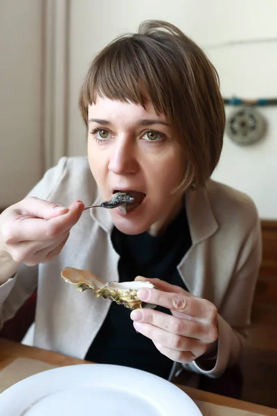 Person has oysters — Stock Photo, Image
