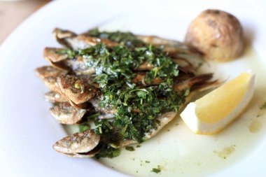 Fried horse mackerel with lemon