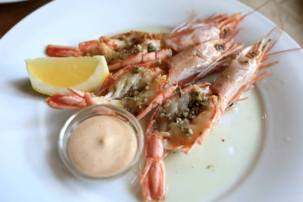 Bord met gamba's en saus — Stockfoto