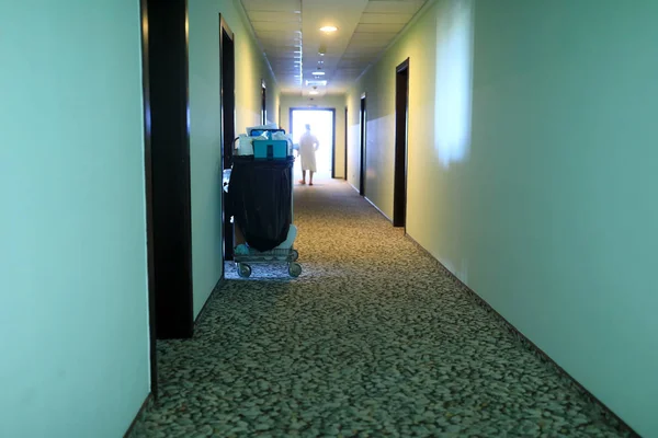 Chariot de nettoyage dans le couloir — Photo