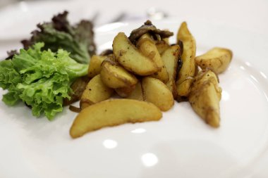 Tabak patates kızartması ve mantar ile