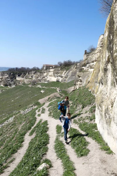 Rodzinne wędrówki do twierdzy Chufut-kale — Zdjęcie stockowe