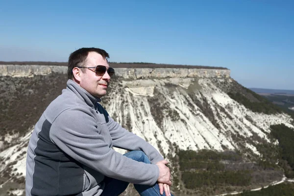 Homme sur fond de montagnes de Crimée — Photo