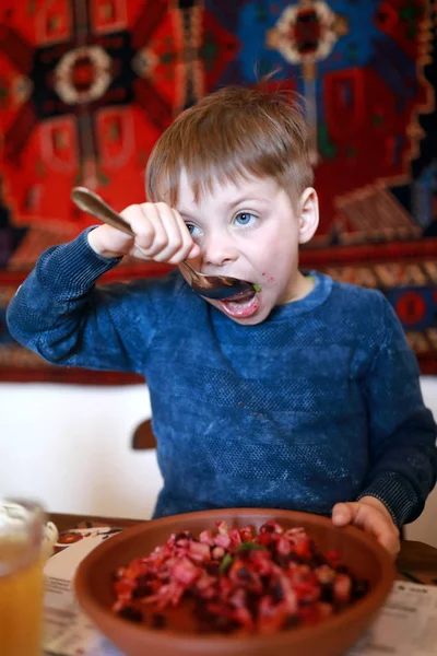 Pancar salatası yiyen çocuk — Stok fotoğraf