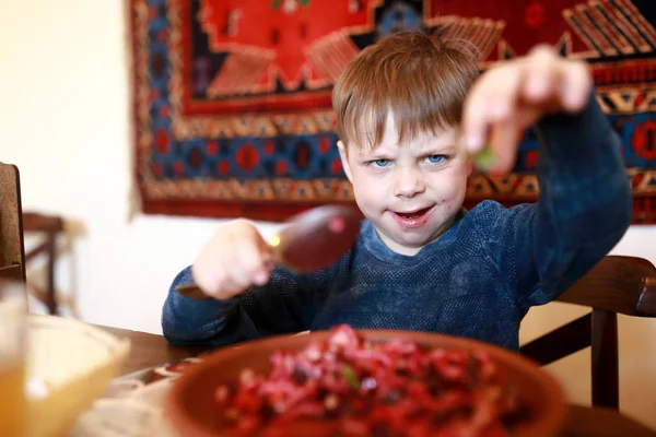 Junge hat Rote-Bete-Salat — Stockfoto
