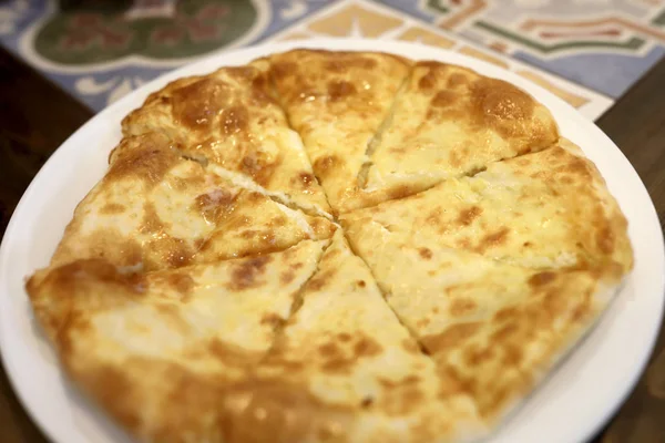 Imeretian khachapuri na placa — Fotografia de Stock