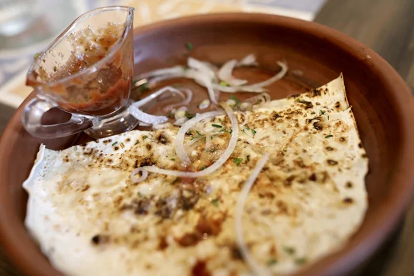 Sobras de kebabs con cebolla en el plato —  Fotos de Stock