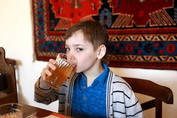 Дети пьют компот — стоковое фото