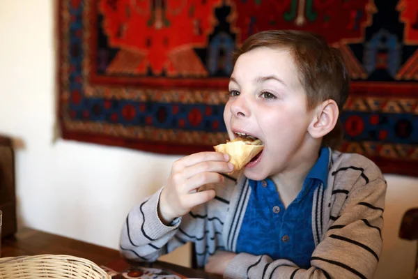 Niño comiendo khachapuri — Foto de Stock
