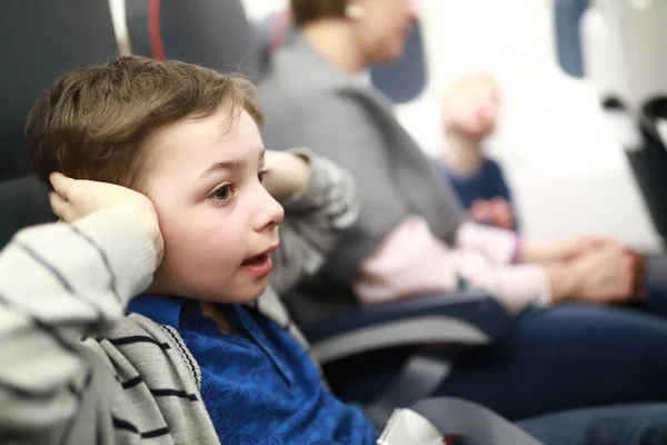 Dziecko cierpi na dyskomfort ze zwiększonym ciśnieniem ucha — Zdjęcie stockowe