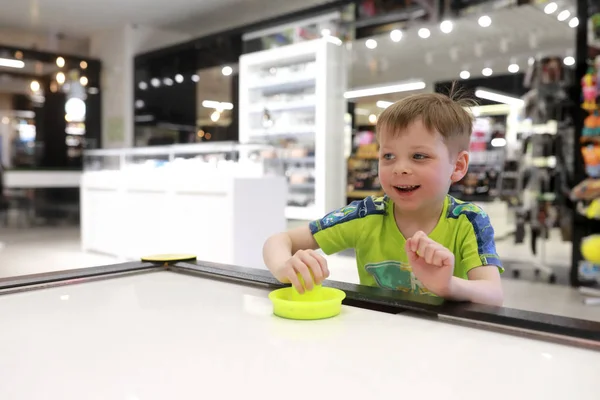 Niño jugando al hockey sobre aire — Foto de Stock