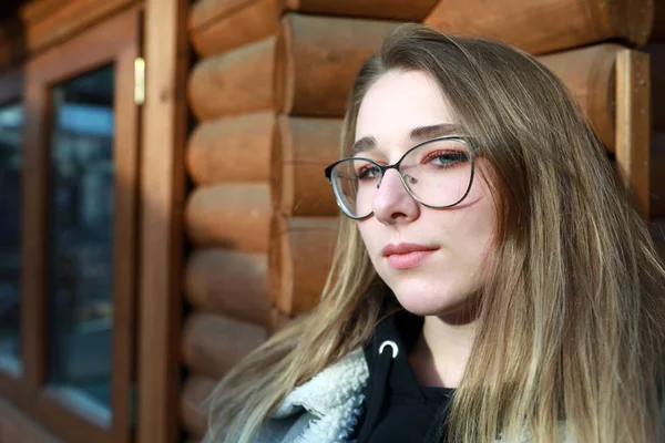 Teen on background of hut — Stock Photo, Image