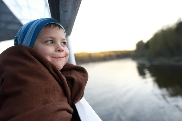 Kind verpakt in deken op schip — Stockfoto