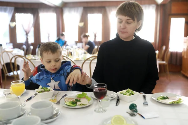 Madre con hijo cenando —  Fotos de Stock