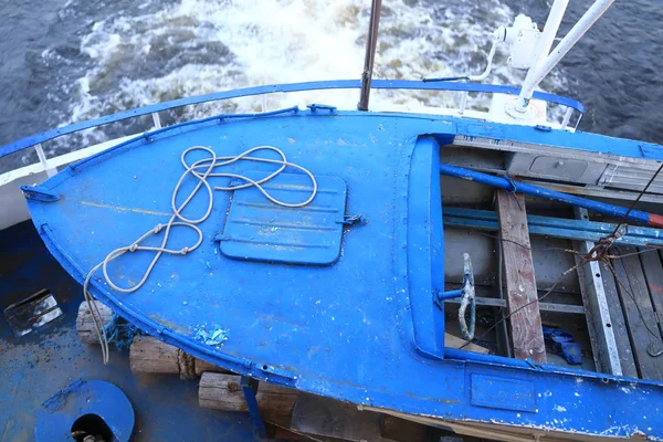 Oude boot op het dek van het schip — Stockfoto