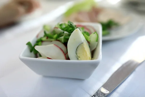 Салат с редиской и яйцом — стоковое фото