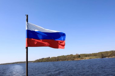 Sallanan Rus bayrağının görünümü