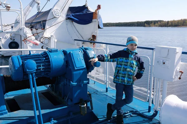 Kind op het bovenste dek van het schip — Stockfoto