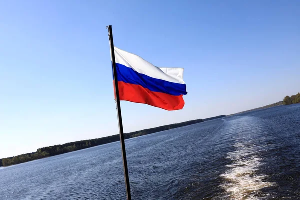 Zwaaiende Russische vlag op het schip — Stockfoto