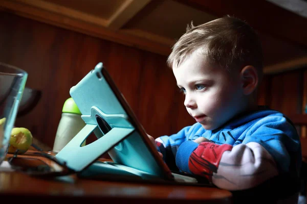 Niño con tablet en cabina de barco —  Fotos de Stock