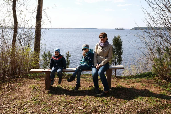 Family sitting on banks of Volga — Stock Photo, Image