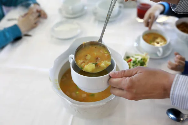 Pessoa despejando sopa — Fotografia de Stock