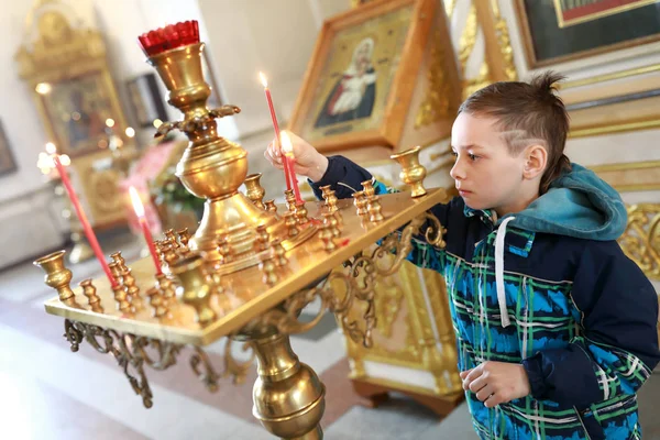 Junge zündet Kerze an — Stockfoto