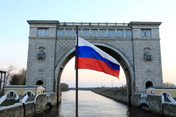 Russische vlag op Gateway Arch achtergrond — Stockfoto