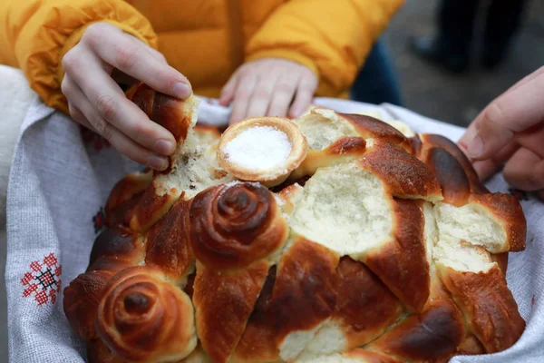 People take russian bread with salt — Stock Photo, Image