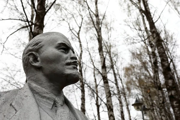 Bust of Vladimir Lenin in park — Stock Photo, Image