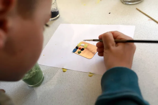 Enfant apprendre l'art de l'émail — Photo