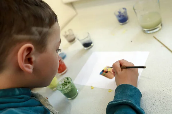 Child learning enamel art — Stock Photo, Image