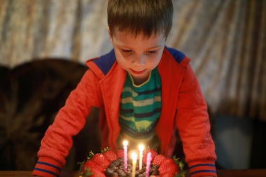 Çocuk mumları söndürür