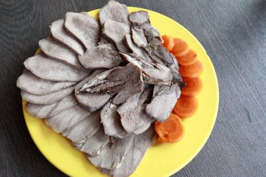 Haşlanmış dil dilimleri