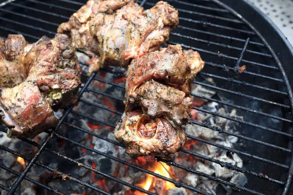Marine edilmiş kuzu eti pişirme — Stok fotoğraf