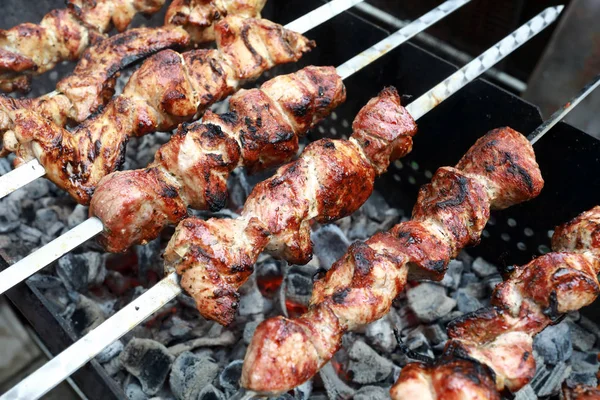 Cooking pieces of pork neck skewers — Stock Photo, Image