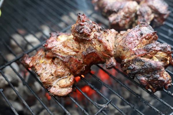 Cordero marinado en parrilla caliente — Foto de Stock