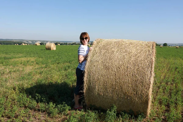 Mulher posando com fardos de palha — Fotografia de Stock