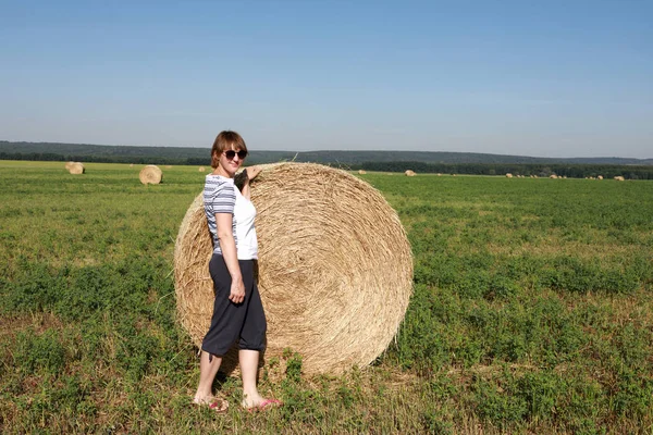 Mujer posando junto a fardos de paja —  Fotos de Stock