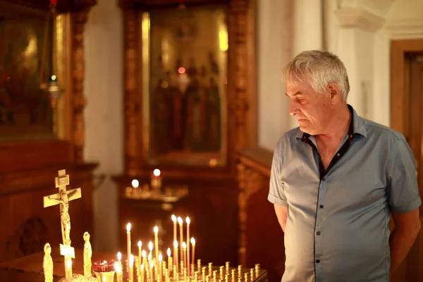 Hombre mayor en la iglesia ortodoxa rusa —  Fotos de Stock