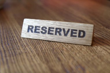 Restoranda ayrılmış ahşap tabela