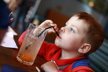 Limonata içmeye çocuk