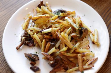 Mantarlı kızarmış patates.