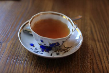 Tahta masada bir fincan çay.