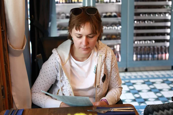 Femme avec menu au restaurant — Photo