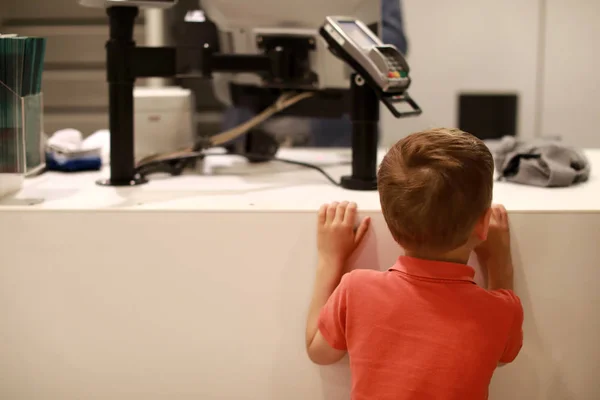 Menino paga por compras — Fotografia de Stock