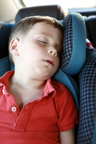 Хлопчик спить на автокріслі — стокове фото