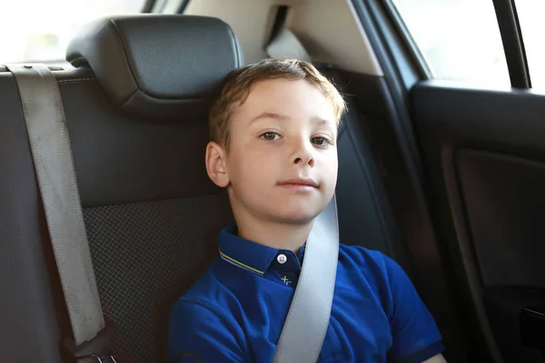 Ребенок сидит в машине — стоковое фото
