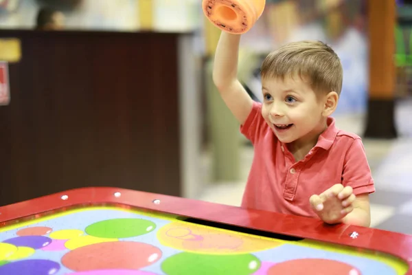 Szczęśliwy dziecko gra cymbergaja — Zdjęcie stockowe
