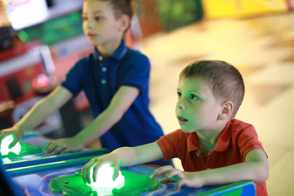 Meninos brincando no parque de diversões — Fotografia de Stock